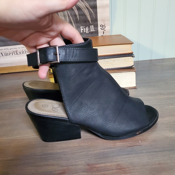 DSW Its OK Kiara Open Toe Booties Black Leather Heels Ankle Strap womens sz 8 - Picture 5 of 9